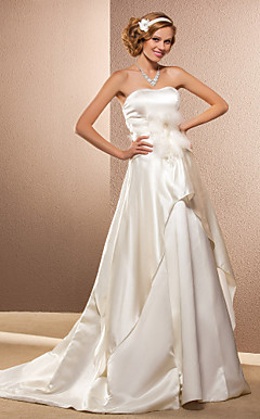 uma linha de trem tribunal strapless vestido de noiva de cetim