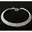 colar de diamante da mulher em camadas